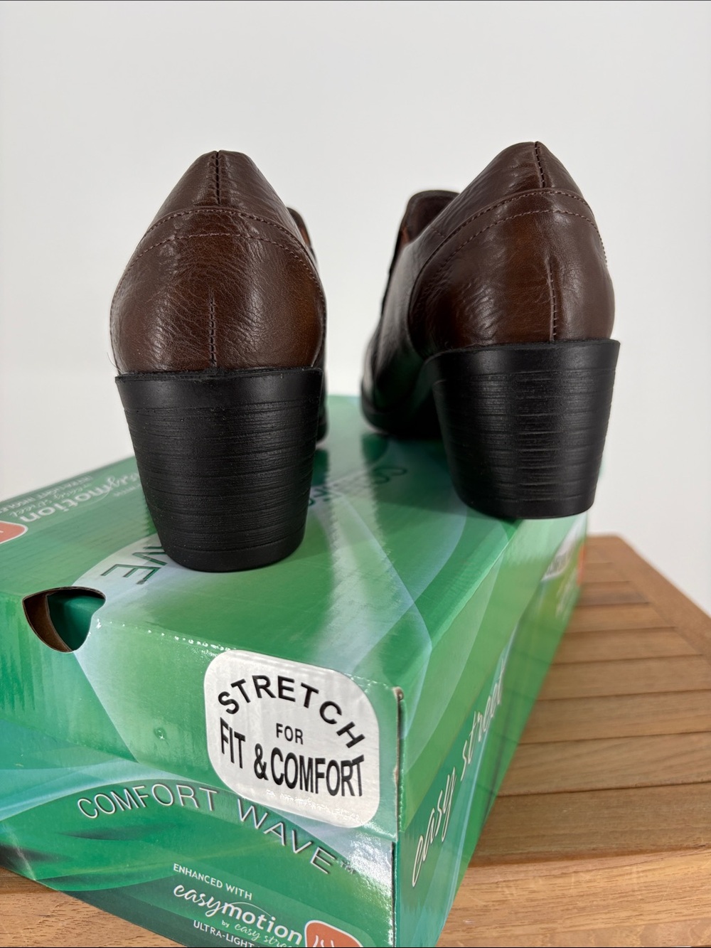 New Easy Street Women’s brown Leather Slip-On Dress Shoes size 7W - Picture 4 of 7